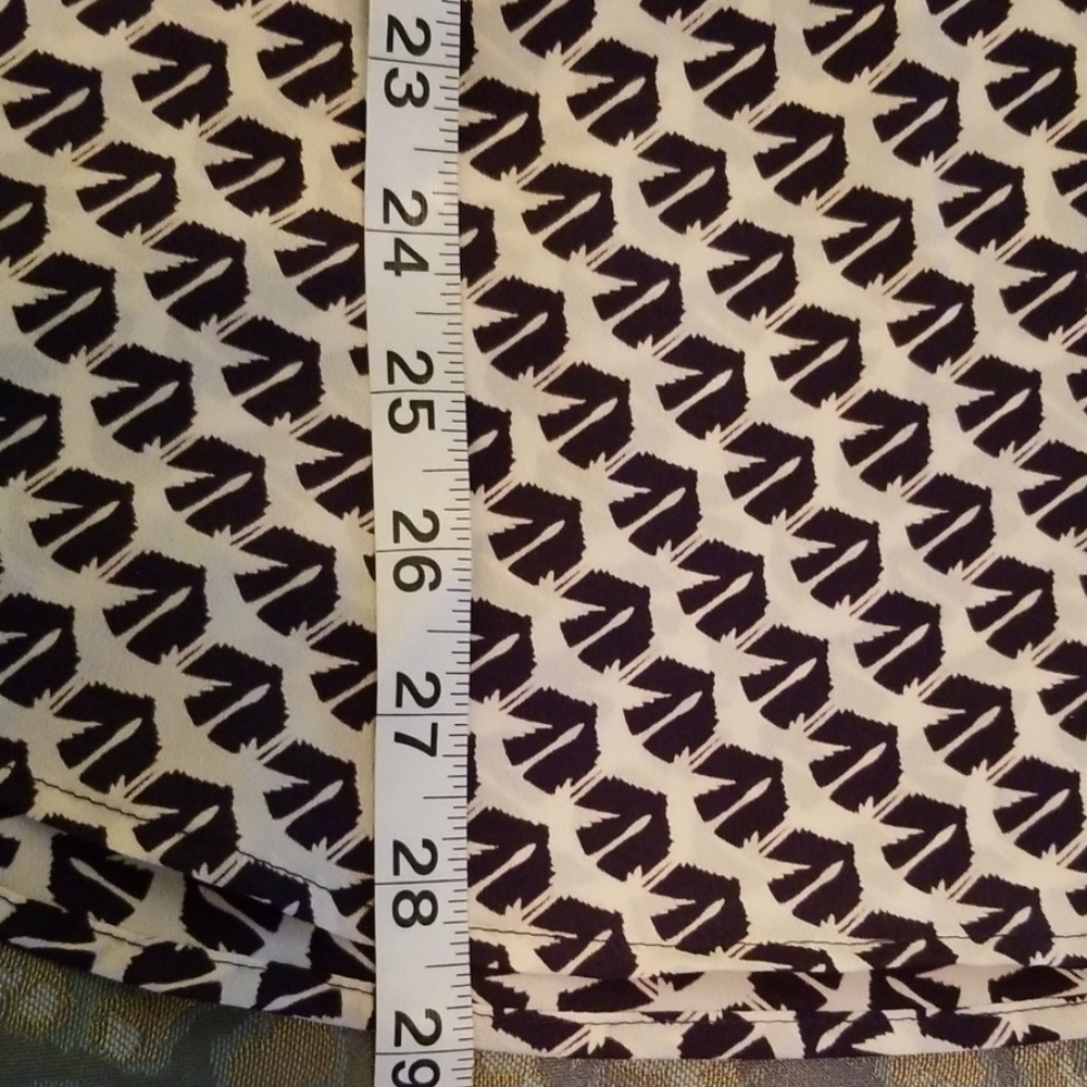 3/$50 Black and White Tunic - Picture 2 of 6